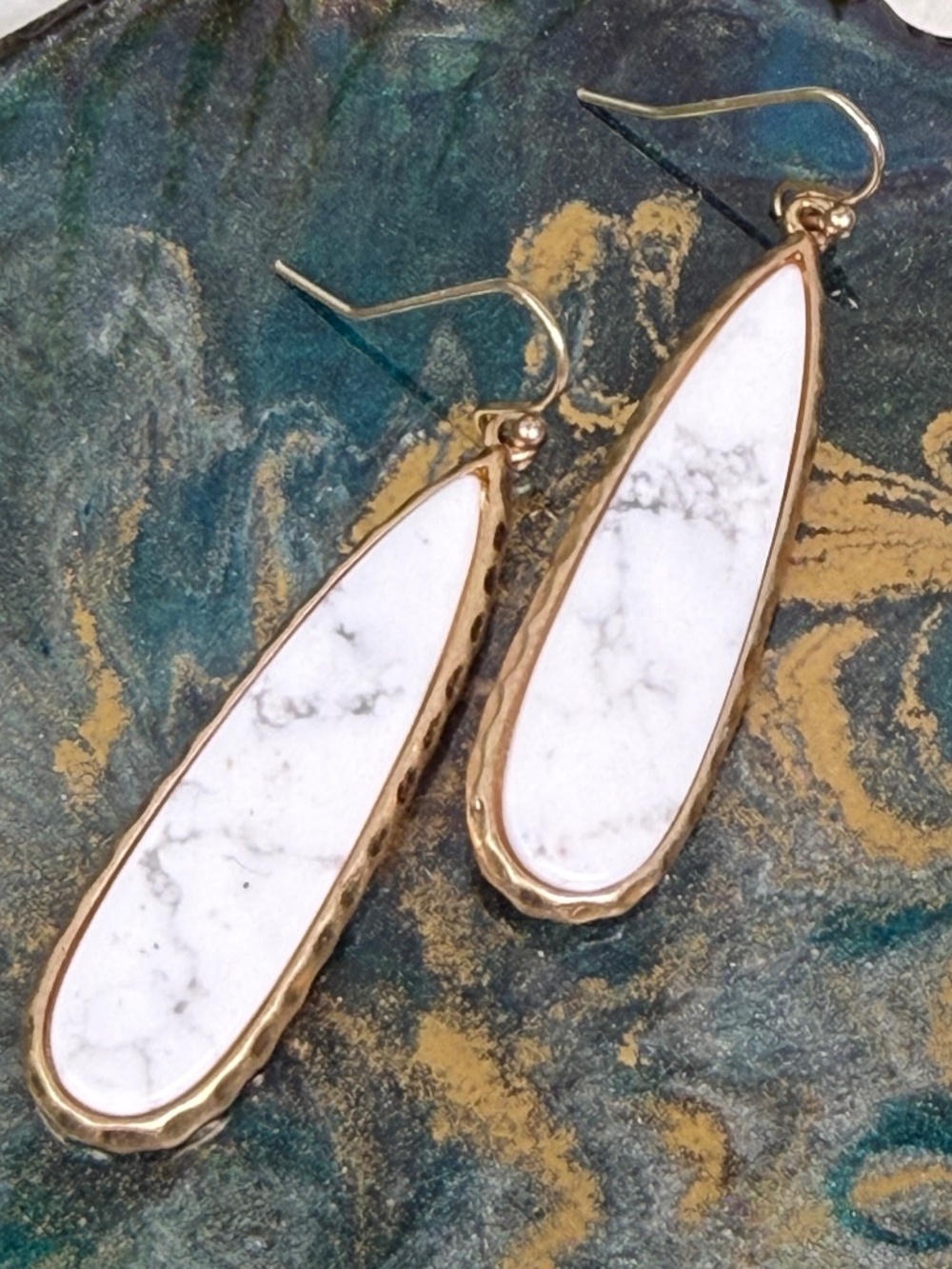 NWOT White Marble Teardrop Gold Hammered Drop Earrings Fashion Earrings